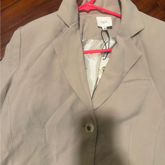 Cropped Beige Tailored Blazer with Single-Button Closure - Picture 9 of 10